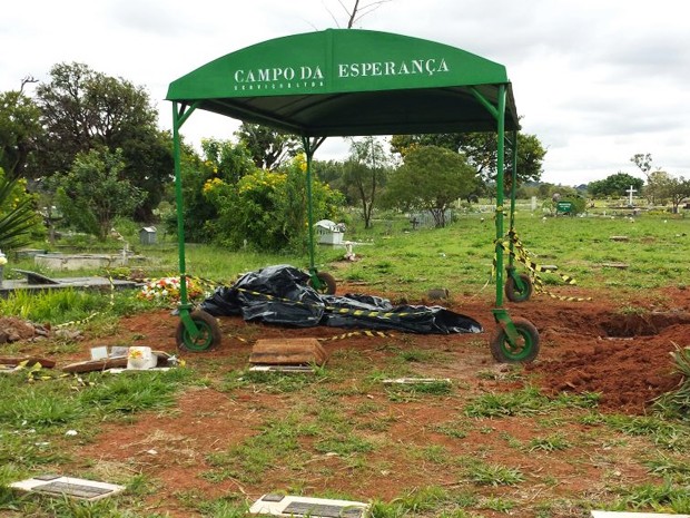 Cura y dolientes cayeron al hoyo durante un entierro
