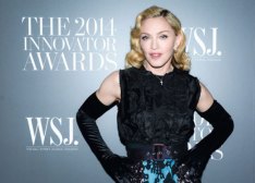 Madonna: toda una torera, entre cachos y hombres desnudos estrena “Living For Love”
