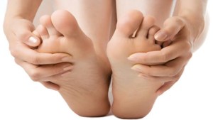 ¿Tienes siempre mal olor en los pies? Estas son las causas y consejos para evitarlo
