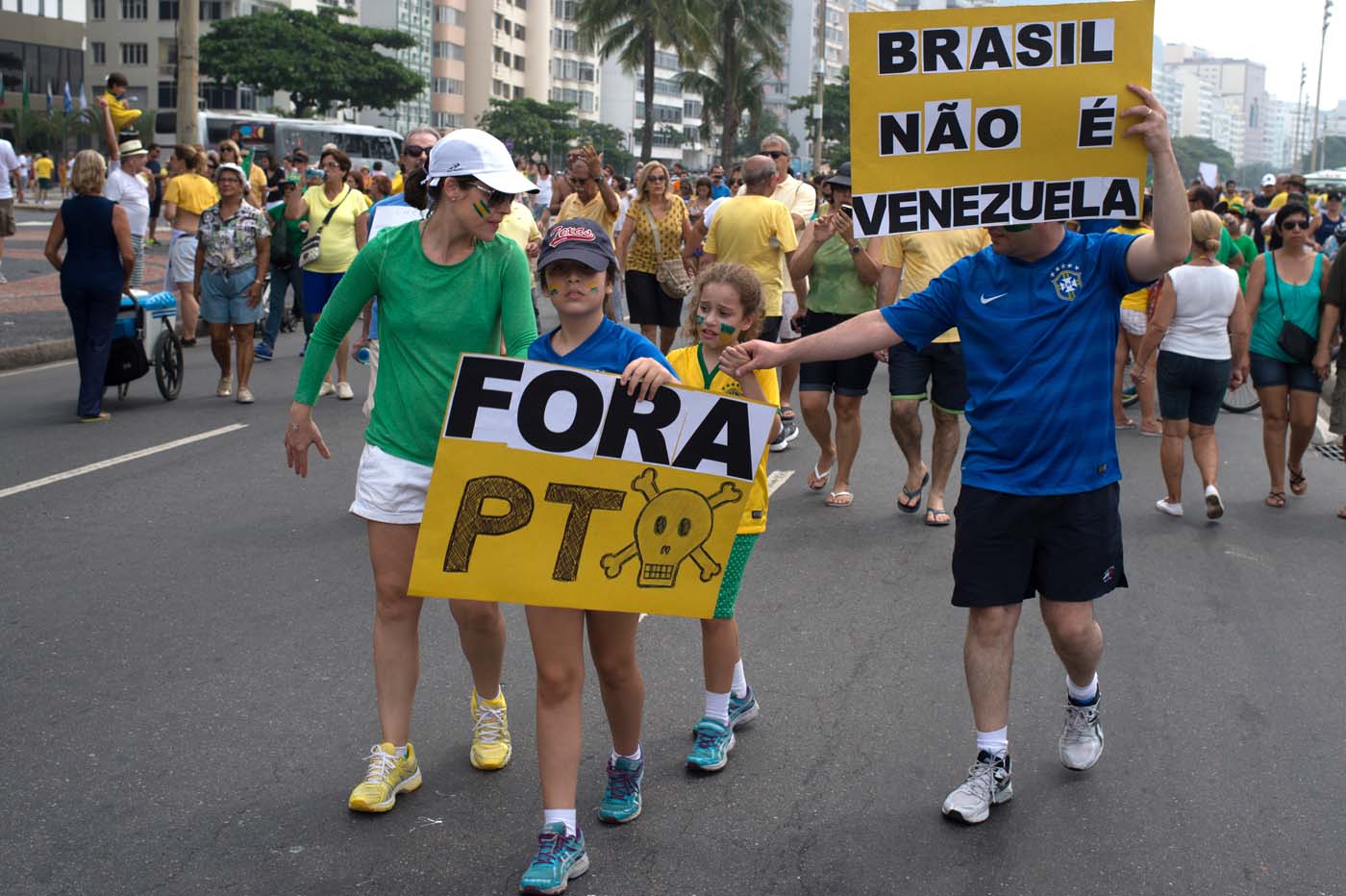 Y en la multitudinaria protesta contra Dilma…apareció Venezuela (Fotos)