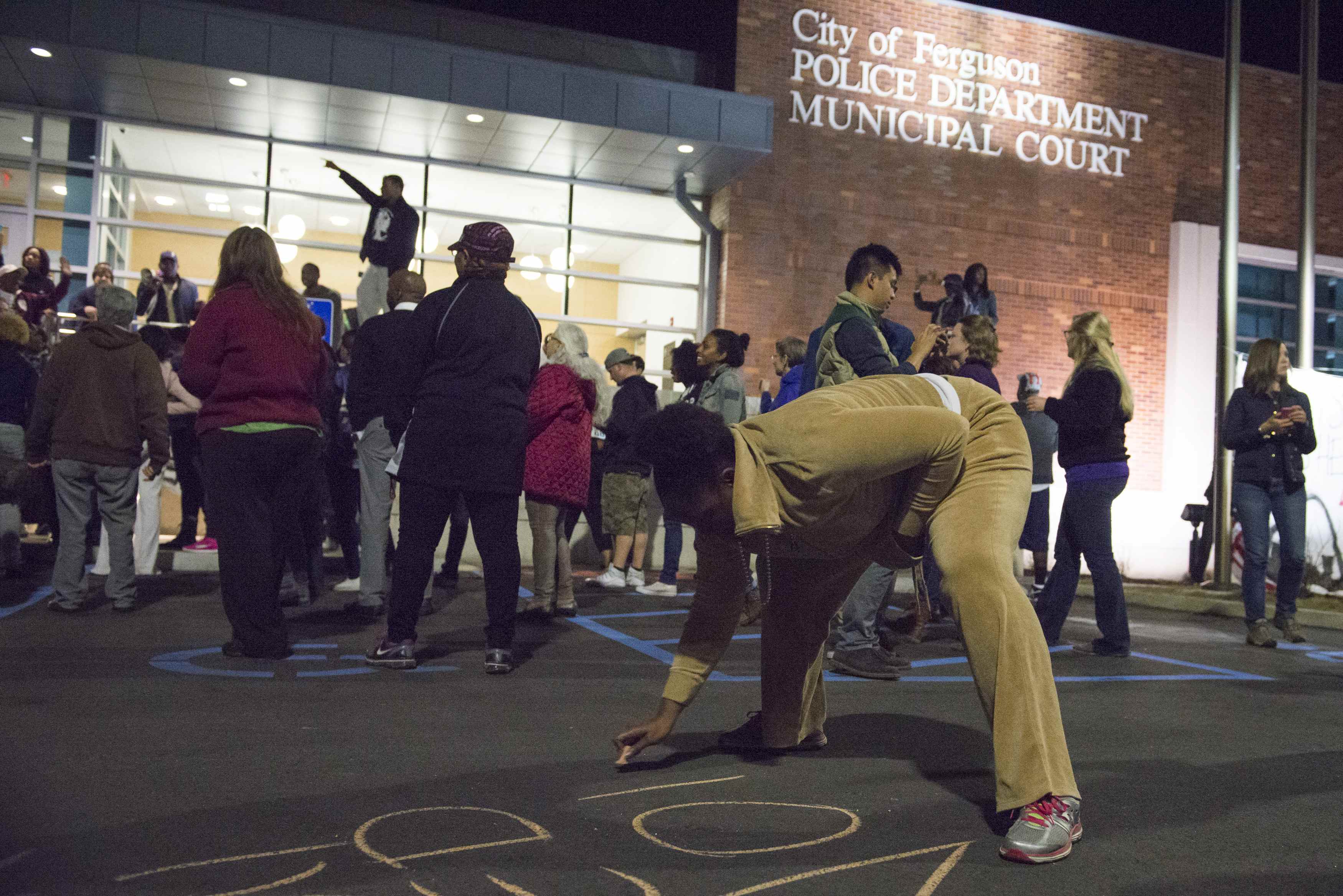 Dos policías gravemente heridos de bala durante protesta en Ferguson