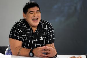 Maradona también se lanzó una de boxeador (Video)