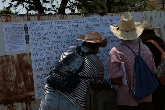 Padres de estudiantes desaparecidos en México piden ayuda a narco para hallarlos