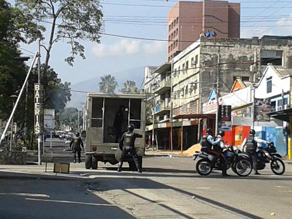 GNB reprimió protesta de liceístas en Valera (Fotos)