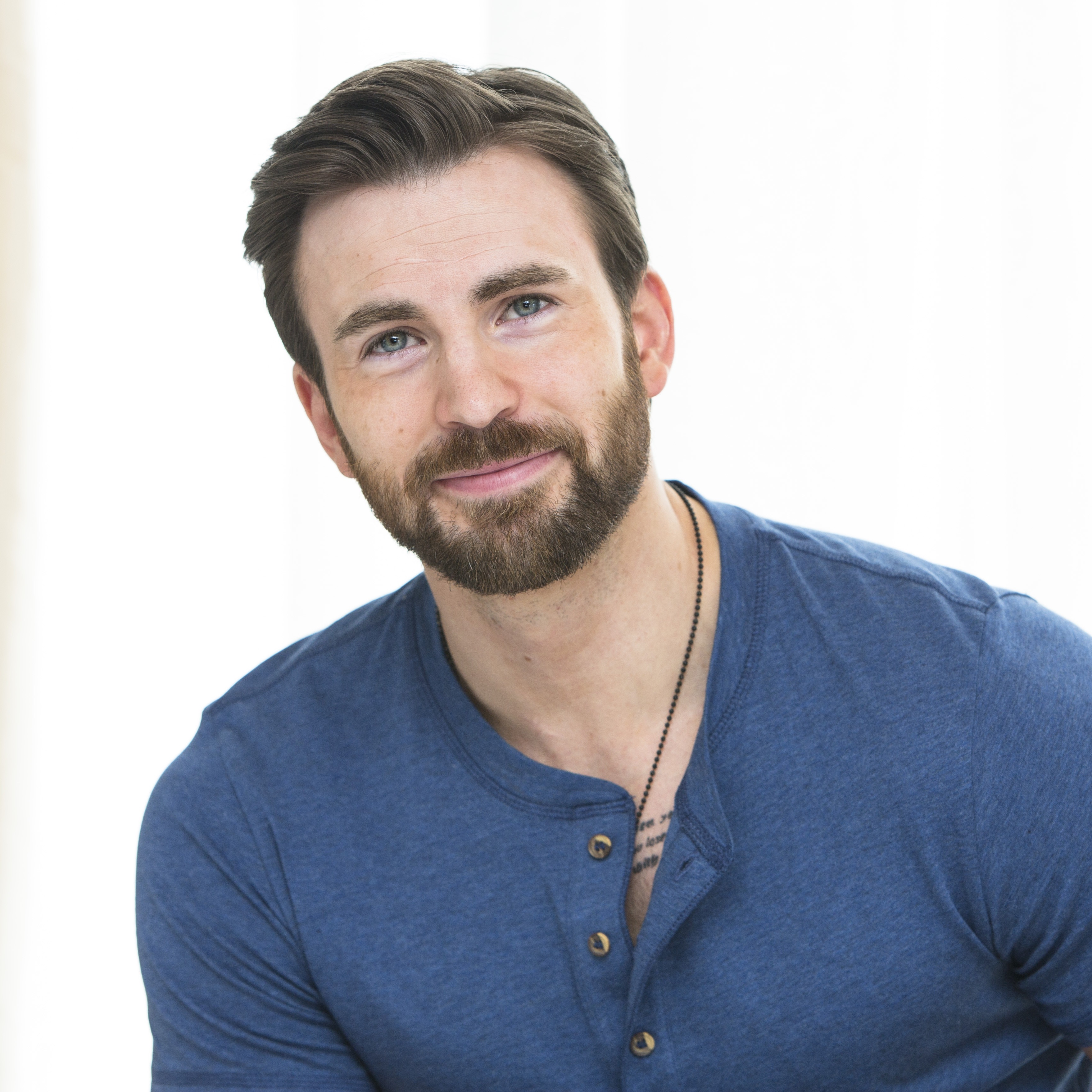 Chris Evans el “Capitán América” se declarará gay, según vidente