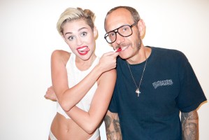 Este fotógrafo abrió de par en par a Miley Cyrus