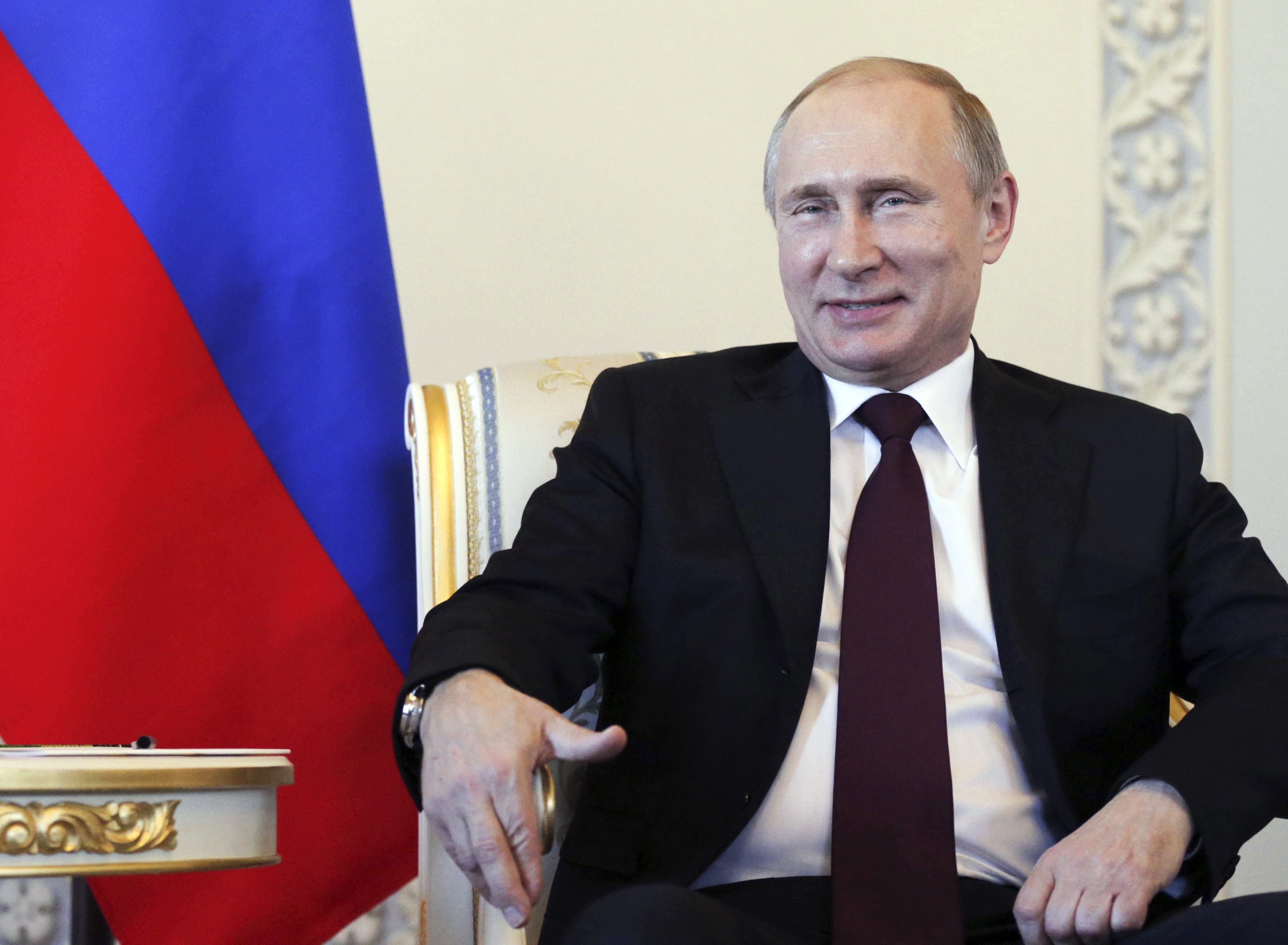 Putin reaparece en público y rechaza rumores sobre su inusual ausencia