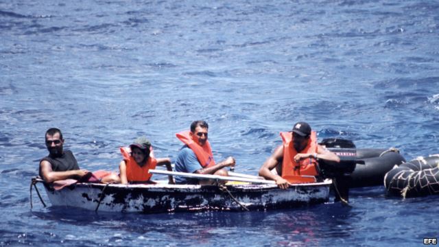 Autoridades rescatan a 12 cubanos que naufragaban en aguas de México
