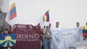 Venezolanos en defensa del Esequibo protestan ante la embajada de Guyana