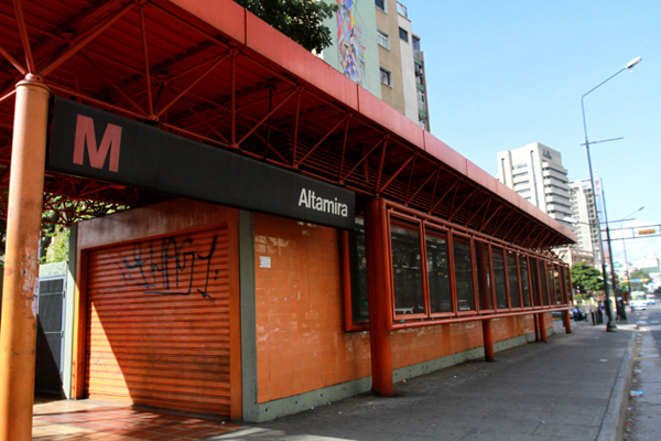 Cerrada la estación Altamira por rotura de tubería