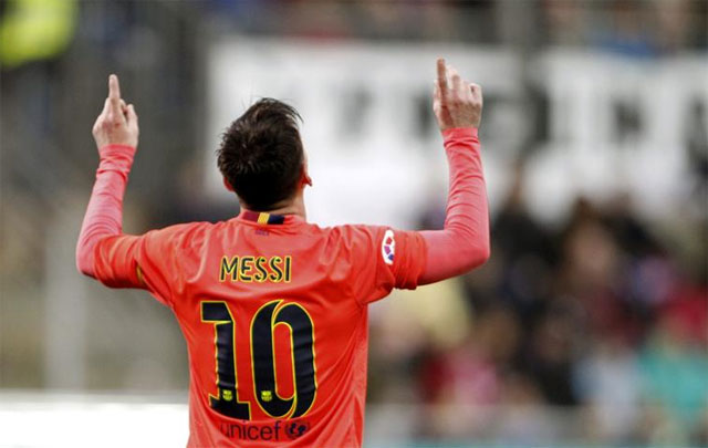 El Barça llega líder al Clásico al ganar 0-2 en Ipurúa con doblete de Messi