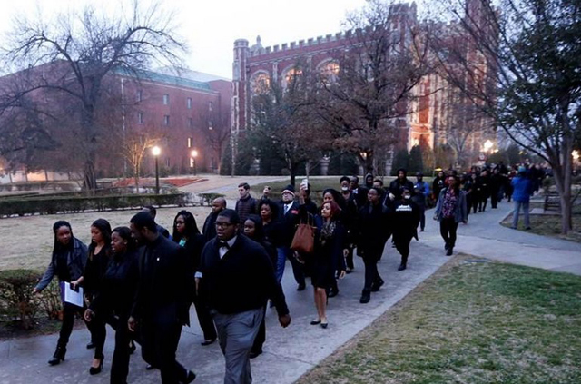 Universidad de Oklahoma expulsa a estudiantes por racismo
