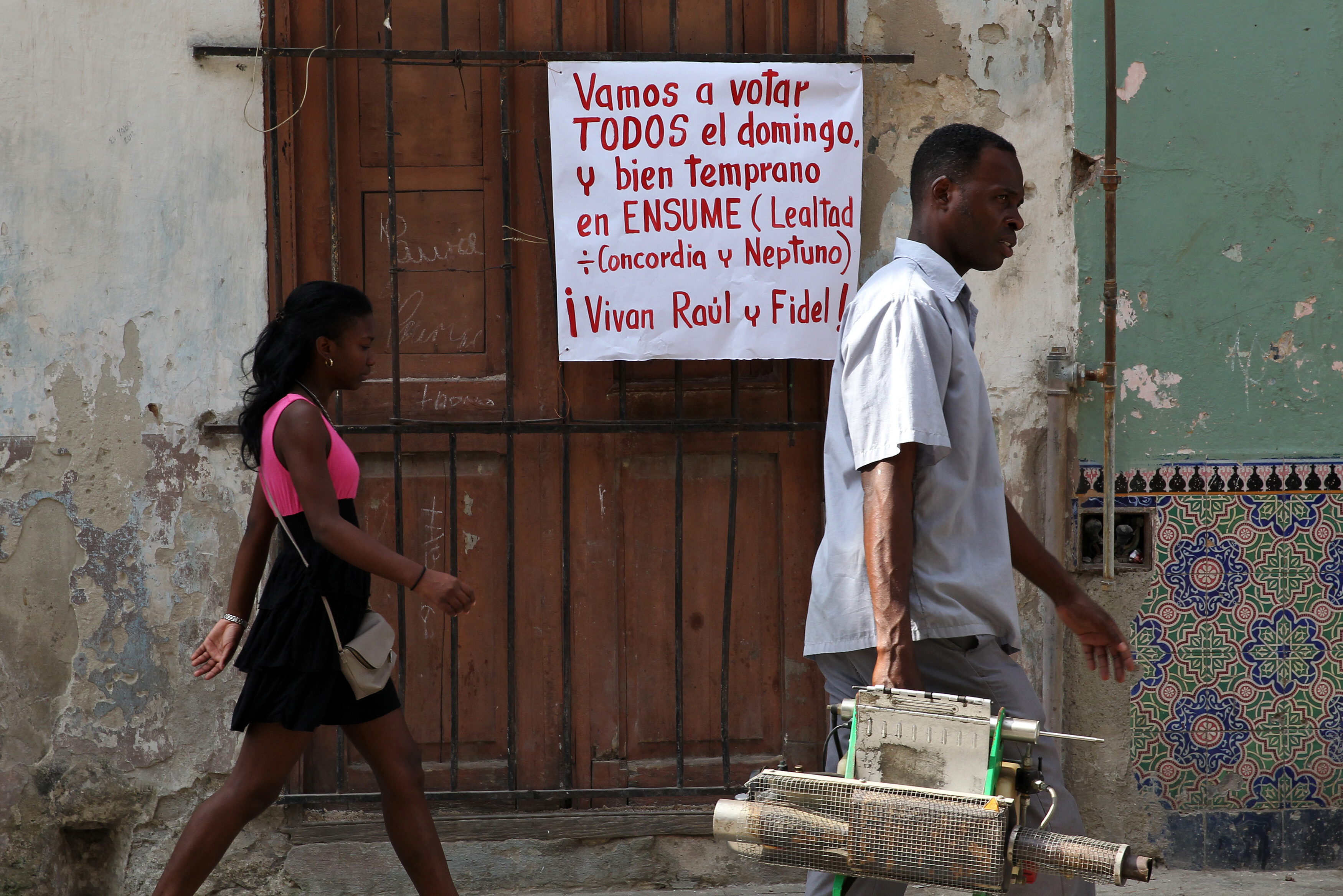 Cubanos votan en primeras elecciones municipales con candidatos opositores