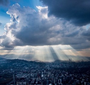 LA FOTO: Caracas amaneció “iluminada” este Jueves Santo
