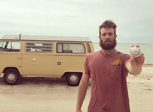 La interesante vida de Daniel Norris, el multimillonario pitcher del béisbol que vive en una caravana (Video)