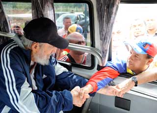 Fidel Castro reaparece en público tras ausencia de 14 meses (Fotos)