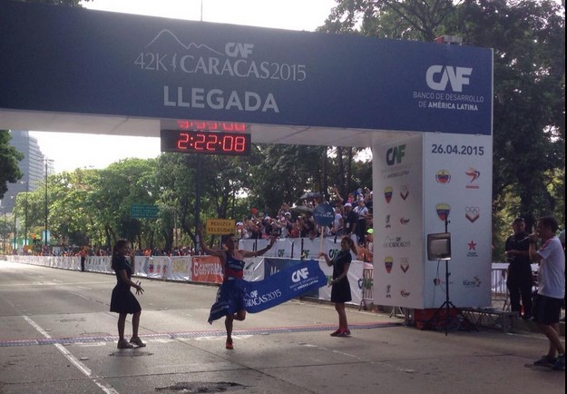 José David Cardona de Colombia ganador absoluto del #MaratonCAF