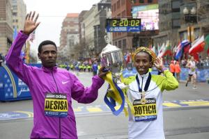 Lelisa Desisa y Caroline Rotitch ganaron el Maratón de Boston