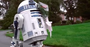 VIDEO: Un enamorado R2-D2 sale en busca de su amor (y no es C3-P0)