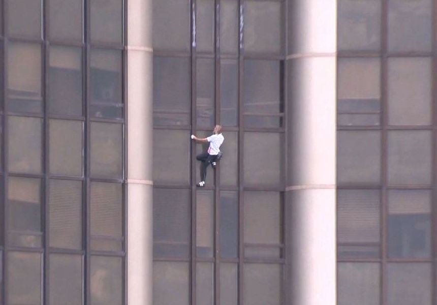 El “Spiderman” francés escaló un edificio por las víctimas de Nepal (Video)