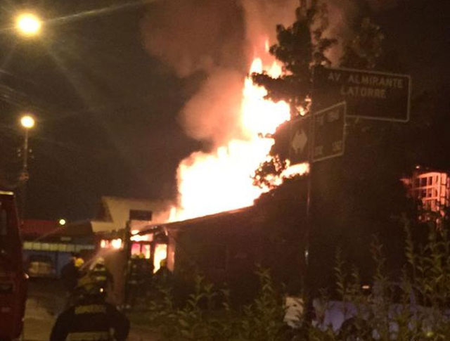Gran incendio en Los Angeles amenaza a cientos de viviendas