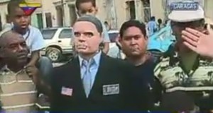 Chavistas queman a “Judas Obama” con cara de Izarra ¿WTF?