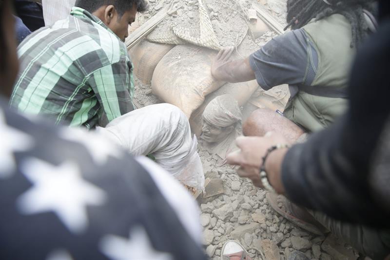 Más de mil muertos y cientos de heridos por terremoto en Nepal