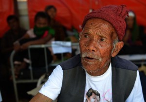 Aclaran que hombre de 101 años hallado vivo en Nepal no estaba bajo los escombros (Fotos)