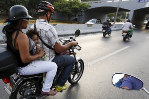 Escasez de motos y repuestos cobra cada vez más vidas en las calles de la violenta Venezuela
