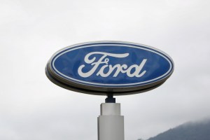 Ford llama a revisión más de 451.000 automóviles en EEUU
