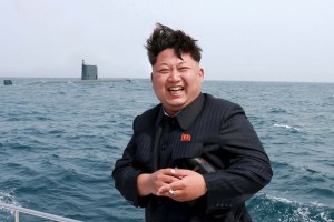 Con un cigarrillo en la mano, Kim Jong-un ríe a carcajadas mientras prueba misil (fotos)