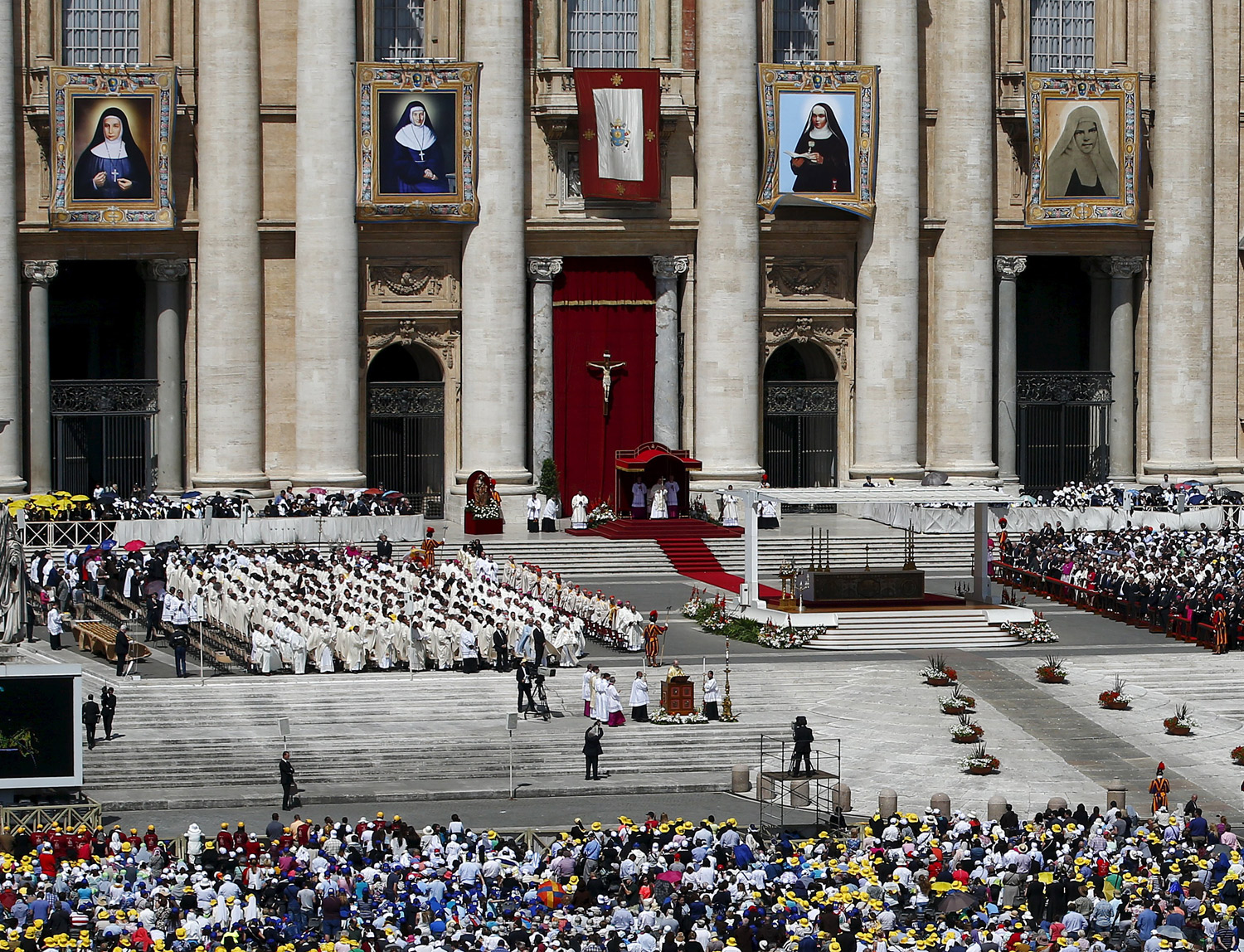 El Papa pide a cristianos que convivan con fraternidad al canonizar a palestinas