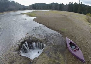 Un misterioso lago de EE.UU. se vacía por un agujero sin fondo (Video)
