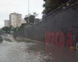 Laguna en la avenida Libertador genera retraso (Fotos)