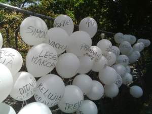 Globos blancos en el cielo por la libertad de los 77 presos políticos (Fotos)