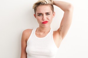 ¡Desnuda y como una puerca!… Así posó Miley Cyrus para la revista “Paper” (Foto)