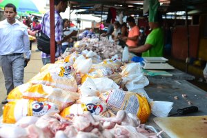 Precio del kilo de pollo sube a diario en el mercado municipal de Puerto La Cruz