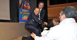 ¡La culpa es de la izquierda! gritó Berlusconi al caerse en el escenario (Fotos y video)
