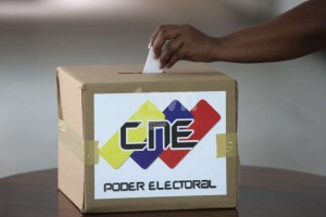 Maduro reta a la MUD a firmar documento para reconocer resultados de parlamentarias