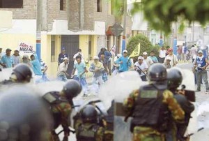 Siete policías heridos tras enfrentamiento con protesta antiminera en Perú