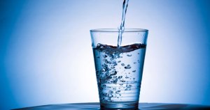 Cuántos vasos de agua debes beber al día para estar sano, según tu edad