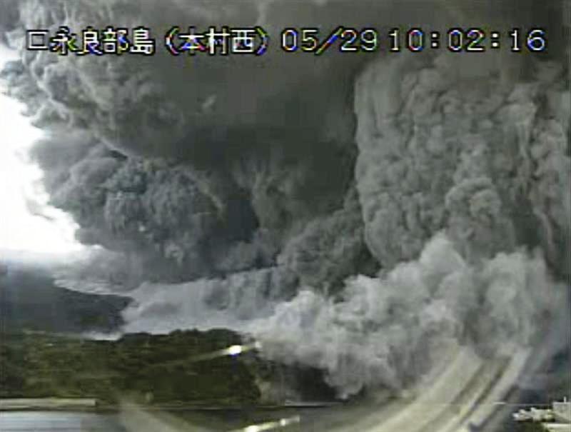 La fuerte erupción de un volcán obliga a evacuar una isla del sur de Japón