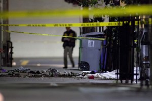 Cinco muertos al desplomarse un balcón en California (fotos)