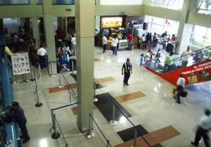 Usuarios se quejan por servicios en el aeropuerto Santiago Mariño