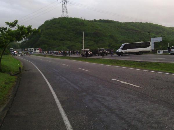 Protestan en la autopista Ocumare-Charallave este #15J (Fotos)