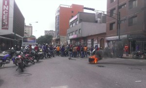 Mototaxistas protestan frente a la Gobernación de Lara