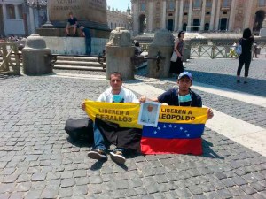 Venezolanos iniciaron huelga de hambre frente al Vaticano (Fotos)