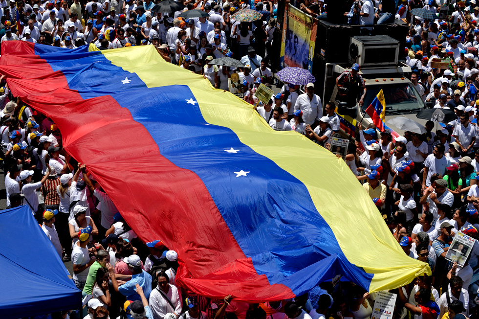 Chavismo vuelve a llamar a las calles el mismo día que la oposición