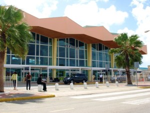 Piden a venezolanos que viajan a Aruba pagar 10 dólares antes de bajar del avión
