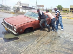 Los huecos tragan carros en Maracaibo